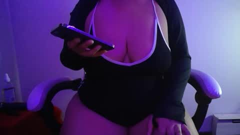 vibe_xxxo online show from February 24, 2026, 6:44 am