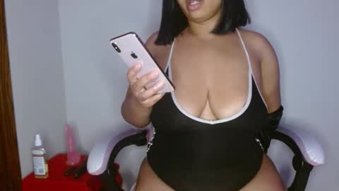 vibe_xxxo online show from May 1, 2026, 5:01 am