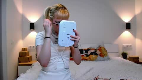 Snapshot of vickeyobst chatting on April 9, 2026, 5:07 am EliQueen online show from April 9, 2026, 5:07 am