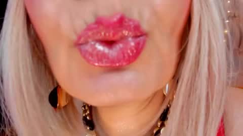 Snapshot of victoria_dior chatting on December 19, 2024, 6:45 pm diorvictoria9 online show from December 19, 2024, 6:45 pm