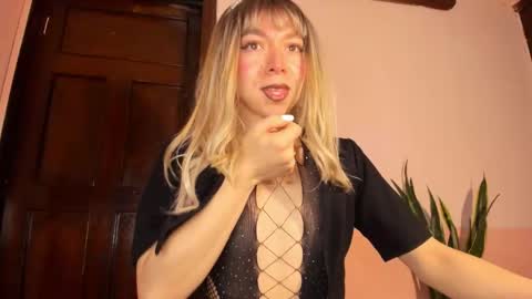 Snapshot of victoria_qq chatting on October 1, 2025, 3:12 am D A N I online show from October 1, 2025, 3:12 am