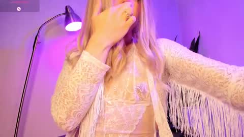 Snapshot of victoria_qq chatting on October 17, 2025, 8:33 pm D A N I online show from October 17, 2025, 8:33 pm