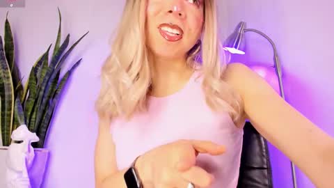 Snapshot of victoria_qq chatting on October 27, 2025, 4:22 pm D A N I online show from October 27, 2025, 4:22 pm