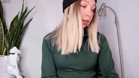 Snapshot of victoria_qq chatting on October 28, 2025, 5:04 pm D A N I online show from October 28, 2025, 5:04 pm