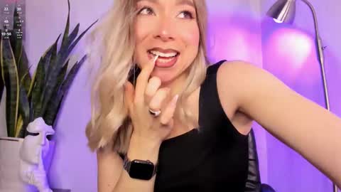 Snapshot of victoria_qq chatting on November 2, 2025, 2:03 am D A N I online show from November 2, 2025, 2:03 am