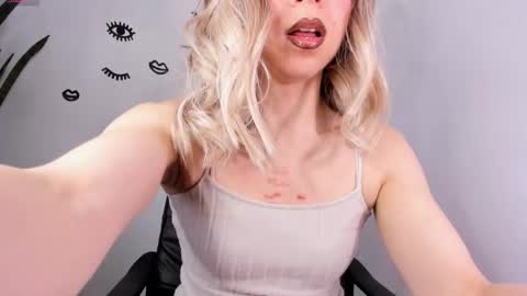 Snapshot of victoria_qq chatting on November 11, 2025, 6:52 pm D A N I online show from November 11, 2025, 6:52 pm