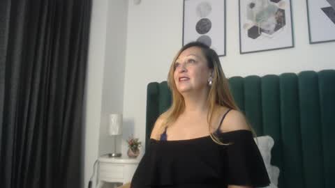 victoriaqueen_fg_ online show from September 30, 2025, 1:27 pm