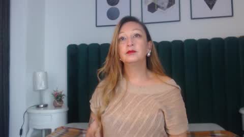 victoriaqueen_fg_ online show from October 6, 2025, 12:35 pm