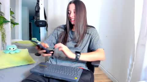 viictoriiasaenz online show from April 28, 2026, 5:12 am