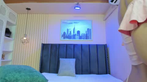 Viiolett online show from March 12, 2026, 7:53 pm