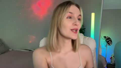 Snapshot of vikky_moon chatting on May 26, 2026, 12:39 am Vikky online show from May 26, 2026, 12:39 am