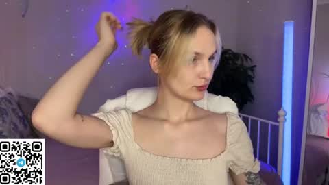 Snapshot of vikky_moon chatting on June 11, 2026, 2:53 am Vikky online show from June 11, 2026, 2:53 am