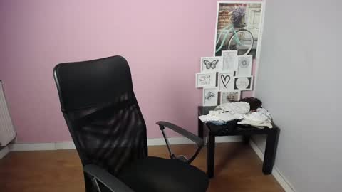 Snapshot of viktoria_lovely chatting on February 13, 2025, 9:30 am viktoria_lovely online show from February 13, 2025, 9:30 am