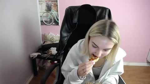 viktoria_lovely online show from April 17, 2026, 7:00 am