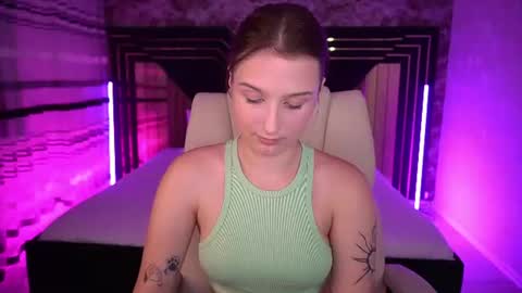 VikVikLove online show from June 25, 2026, 7:40 pm