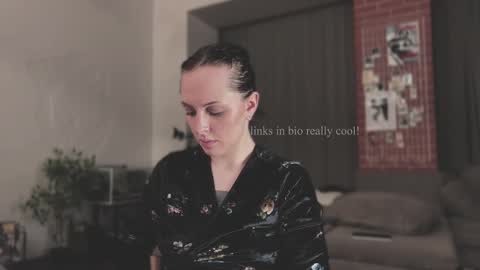 Snapshot of vinylstore chatting on January 25, 2025, 4:24 pm Diva Silvia online show from January 25, 2025, 4:24 pm