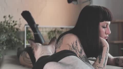 Snapshot of vinylstore chatting on January 27, 2025, 8:07 am Diva Silvia online show from January 27, 2025, 8:07 am