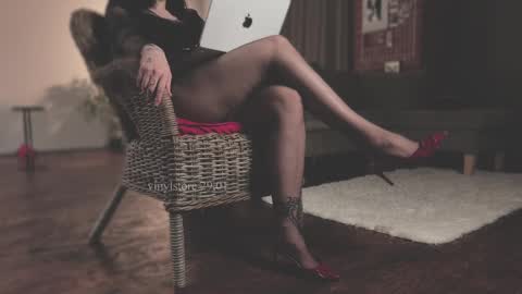 Snapshot of vinylstore chatting on January 29, 2025, 2:21 pm Diva Silvia online show from January 29, 2025, 2:21 pm