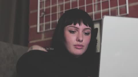 Snapshot of vinylstore chatting on January 31, 2025, 5:21 pm Diva Silvia online show from January 31, 2025, 5:21 pm