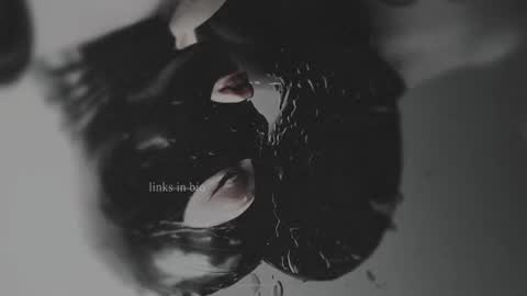 Snapshot of vinylstore chatting on February 2, 2025, 11:30 am Diva Silvia online show from February 2, 2025, 11:30 am