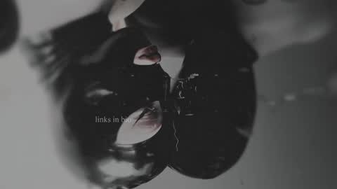 Snapshot of vinylstore chatting on February 3, 2025, 11:09 am Diva Silvia online show from February 3, 2025, 11:09 am