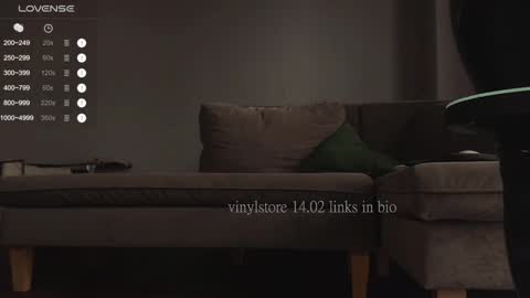 Snapshot of vinylstore chatting on February 14, 2025, 6:02 am Diva Silvia online show from February 14, 2025, 6:02 am