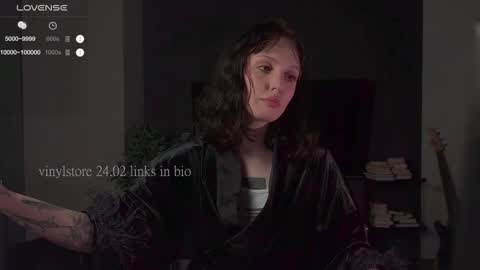 Snapshot of vinylstore chatting on February 24, 2025, 5:09 pm Diva Silvia online show from February 24, 2025, 5:09 pm