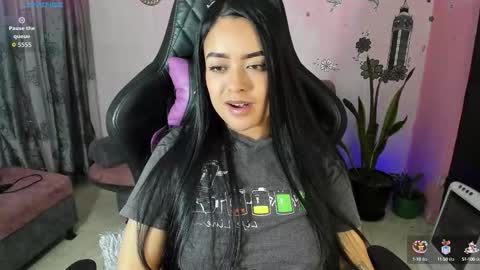 Snapshot of vio_let_ chatting on October 4, 2025, 6:44 am Daniela online show from October 4, 2025, 6:44 am