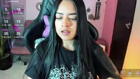 Snapshot of vio_let_ chatting on October 12, 2025, 7:29 am Daniela online show from October 12, 2025, 7:29 am