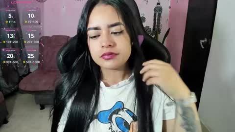 Snapshot of vio_let_ chatting on October 27, 2025, 7:23 am Daniela online show from October 27, 2025, 7:23 am