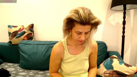 Snapshot of violafoxy chatting on January 13, 2025, 5:33 pm viola online show from January 13, 2025, 5:33 pm