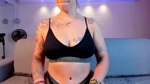 Snapshot of violeet_scott chatting on February 10, 2025, 1:44 pm Violett  Everyday From 0530 to 1430 Col Time online show from February 10, 2025, 1:44 pm