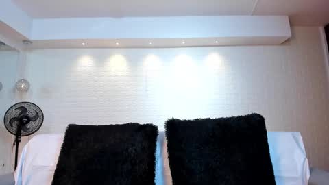 Snapshot of violeet_scott chatting on September 24, 2025, 10:51 am Violett  Everyday From 0530 to 1430 Col Time online show from September 24, 2025, 10:51 am