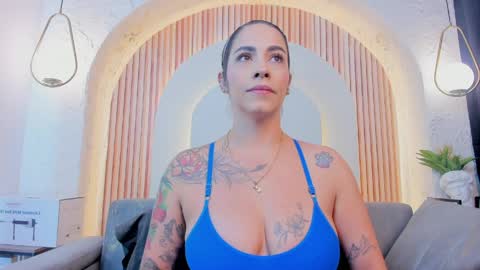Snapshot of violeet_scottt chatting on April 8, 2026, 10:26 am Violette online show from April 8, 2026, 10:26 am