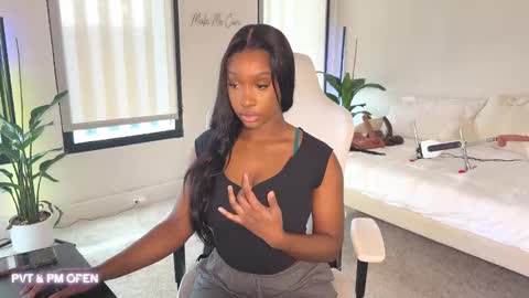 Snapshot of violet6xft chatting on January 24, 2025, 6:46 pm Fantasy Black Girl online show from January 24, 2025, 6:46 pm