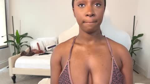 Snapshot of violet6xft chatting on February 10, 2025, 9:25 pm Fantasy Black Girl online show from February 10, 2025, 9:25 pm