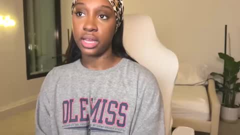 Snapshot of violet6xft chatting on February 11, 2025, 5:37 am Fantasy Black Girl online show from February 11, 2025, 5:37 am