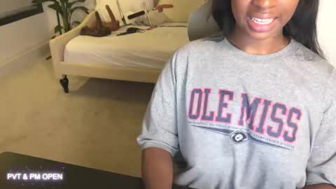 Snapshot of violet6xft chatting on February 13, 2025, 4:54 am Fantasy Black Girl online show from February 13, 2025, 4:54 am