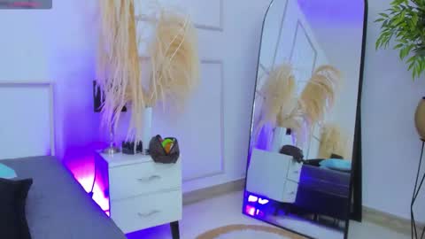 Violet and Paul online show from October 31, 2025, 6:03 am