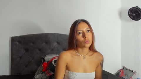 Snapshot of violet_casper_ chatting on January 19, 2025, 11:21 pm Violet and Casper online show from January 19, 2025, 11:21 pm