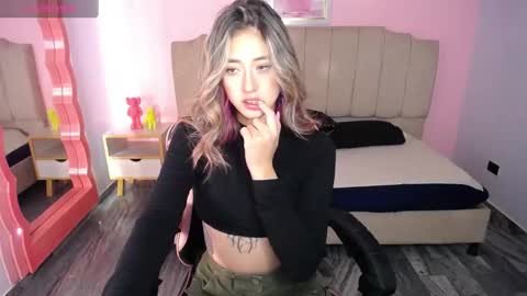 Snapshot of violet_ch chatting on December 9, 2024, 4:37 pm violet online show from December 9, 2024, 4:37 pm