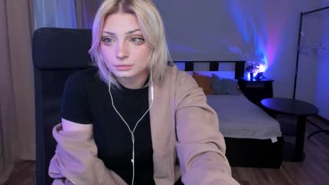 violet_oblivion online show from December 6, 2024, 11:11 am