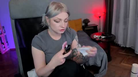 violet_oblivion online show from December 20, 2024, 6:13 pm
