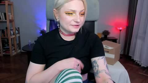 violet_oblivion online show from January 7, 2025, 9:35 pm