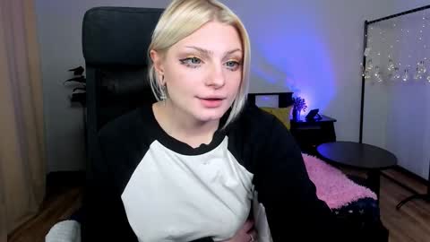 violet_oblivion online show from January 10, 2025, 7:46 am
