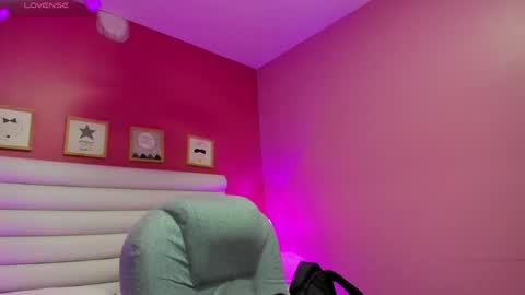 Snapshot of violet_sinclair chatting on April 21, 2026, 11:27 am violet_sinclair online show from April 21, 2026, 11:27 am