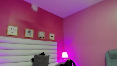 Snapshot of violet_sinclair chatting on April 24, 2026, 11:23 am violet_sinclair online show from April 24, 2026, 11:23 am