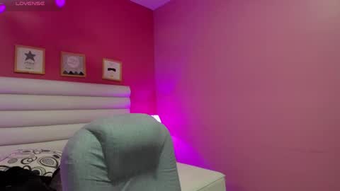 Snapshot of violet_sinclair chatting on April 26, 2026, 11:19 am violet_sinclair online show from April 26, 2026, 11:19 am