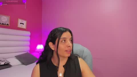 Snapshot of violet_sinclair chatting on April 30, 2026, 3:18 pm violet_sinclair online show from April 30, 2026, 3:18 pm