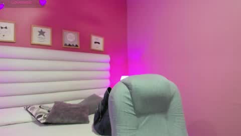Snapshot of violet_sinclair chatting on May 4, 2026, 11:28 am violet_sinclair online show from May 4, 2026, 11:28 am